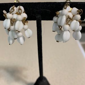 Pearl Craft gold tone milk-glass type beads clip on earrings (278)